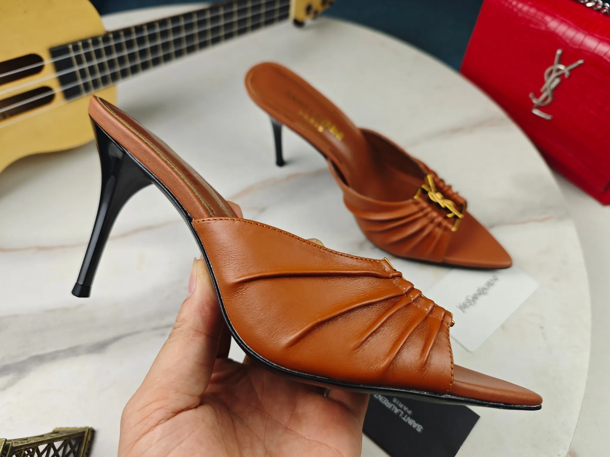 👟👟Ex-factory price 520👟👟 【Saint Laurent】Yves Saint Laurent, stiletto heel YSL sandals💃2024 early autumn counter synchronized with the latest styles, YSL, decoration👠 Classic and high-quality glamorous masterpieces, the hottest spring and summer series in the counter, with temperament, fashion, classic and attractive design style 😌The on-foot effect is particularly beautiful〰️, the material is imported from Italy, small black cow, imported black patent leather, lining, and foot pads; sheepskin, heel height, stiletto 9cm, size 35-41 (34.41.42 must be customized, non-returnable) outsole; imported genuine leather outsole, complete with counter packaging